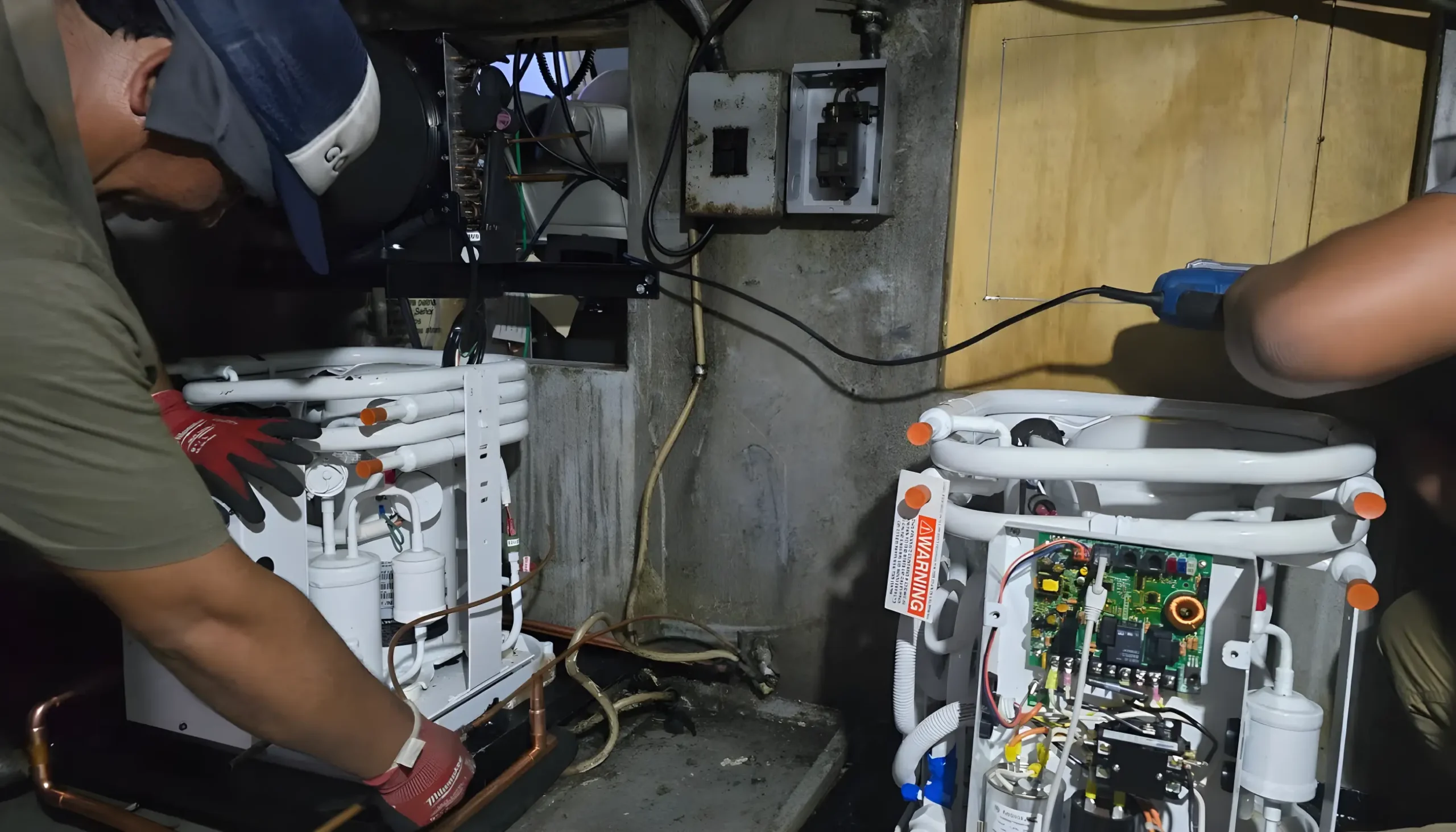 Técnico reparando equipos electrónicos en espacio reducido