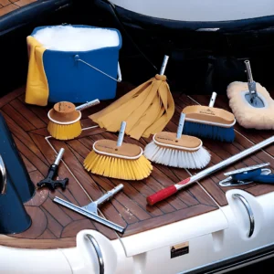 Herramientas de limpieza sobre cubierta de barco.