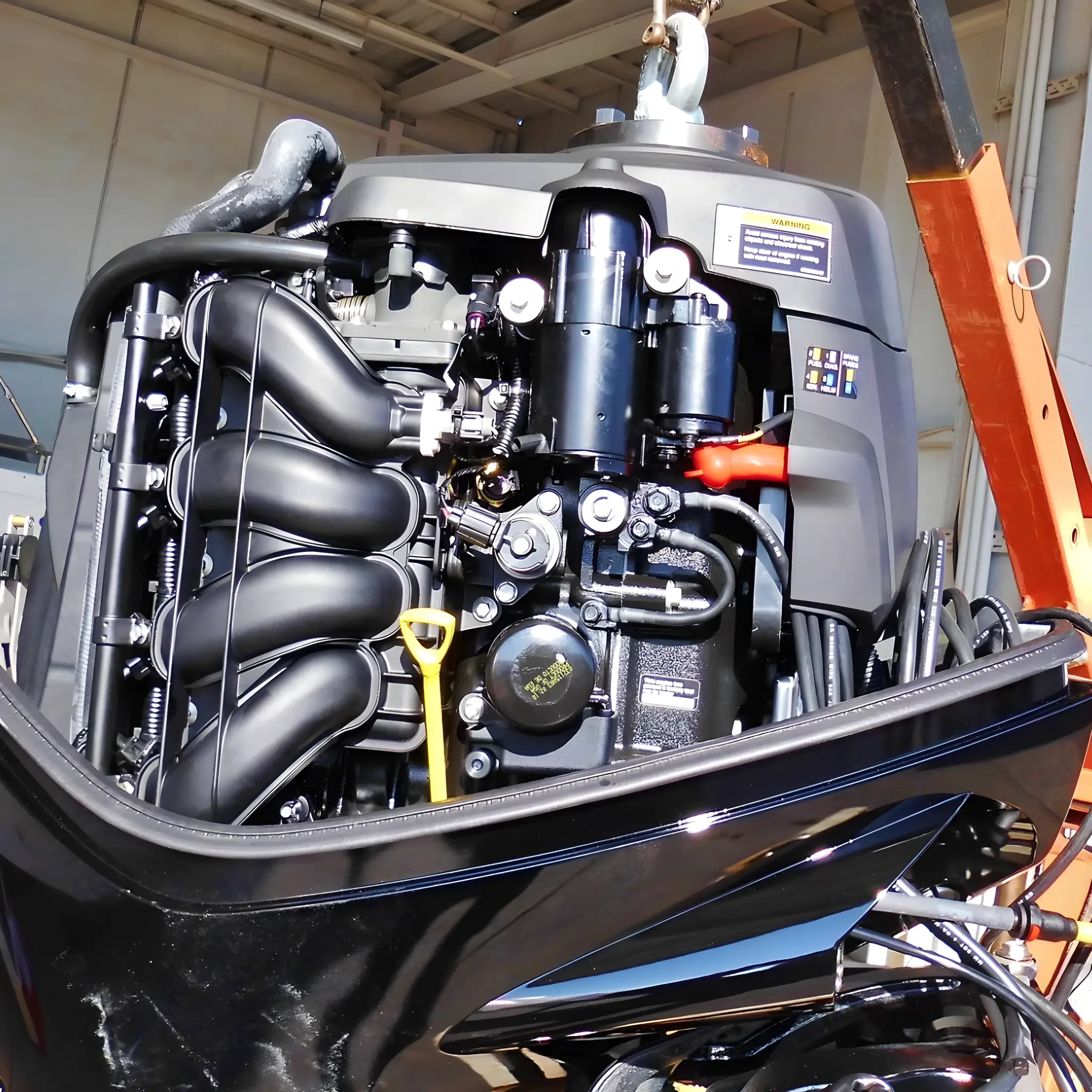 Motor marino fuera de borda en taller mecánico.