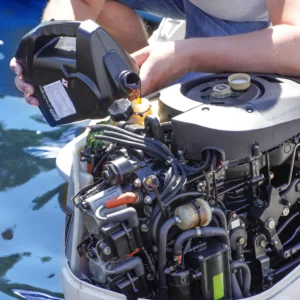 Añadiendo aceite a motor fuera borda de bote