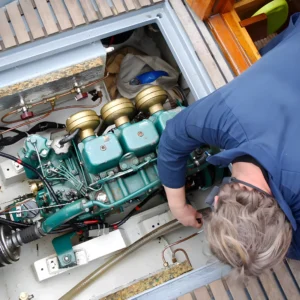 Mecánico revisando motor de barco en reparación