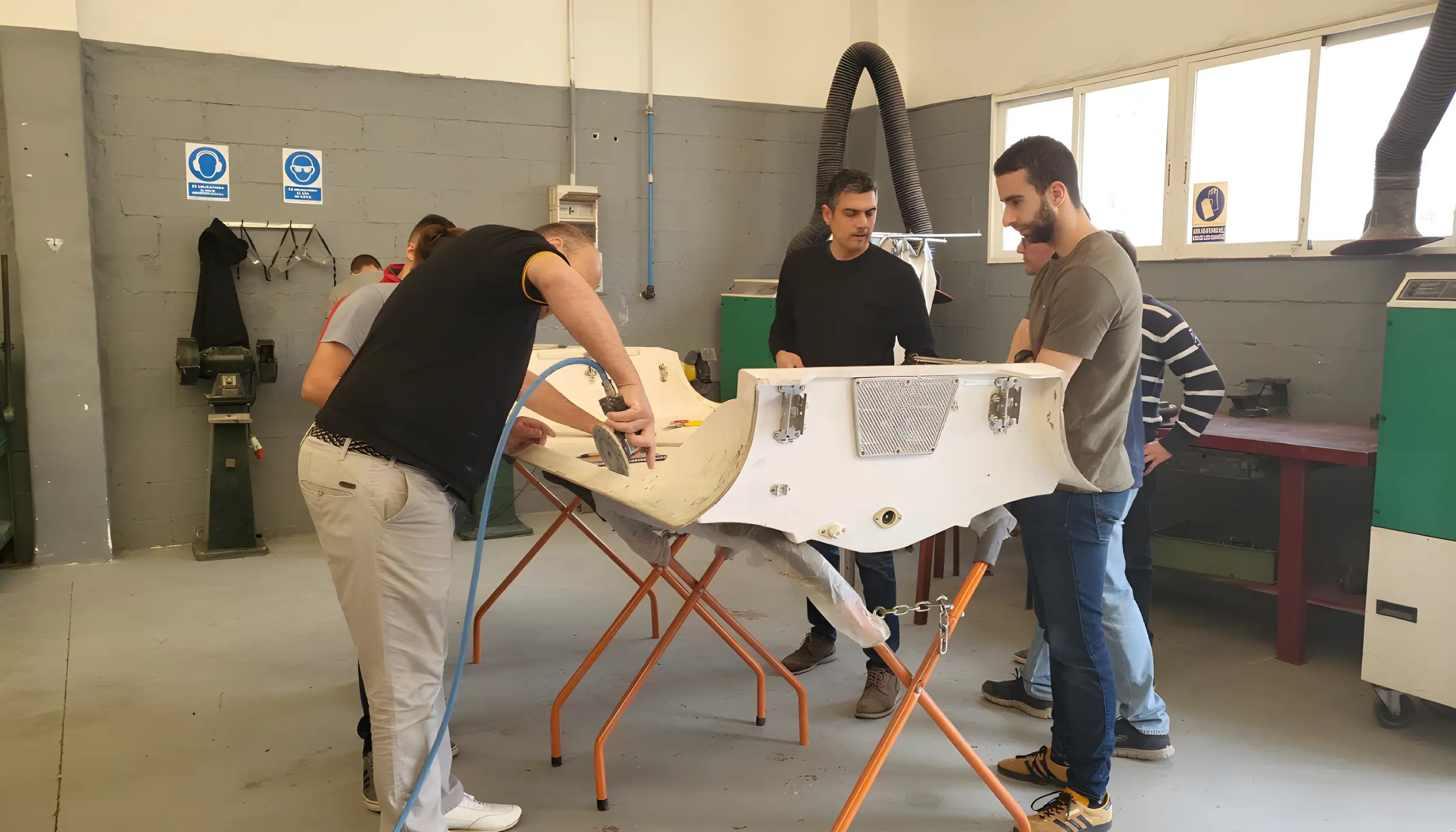 Personas trabajando en taller de automoción